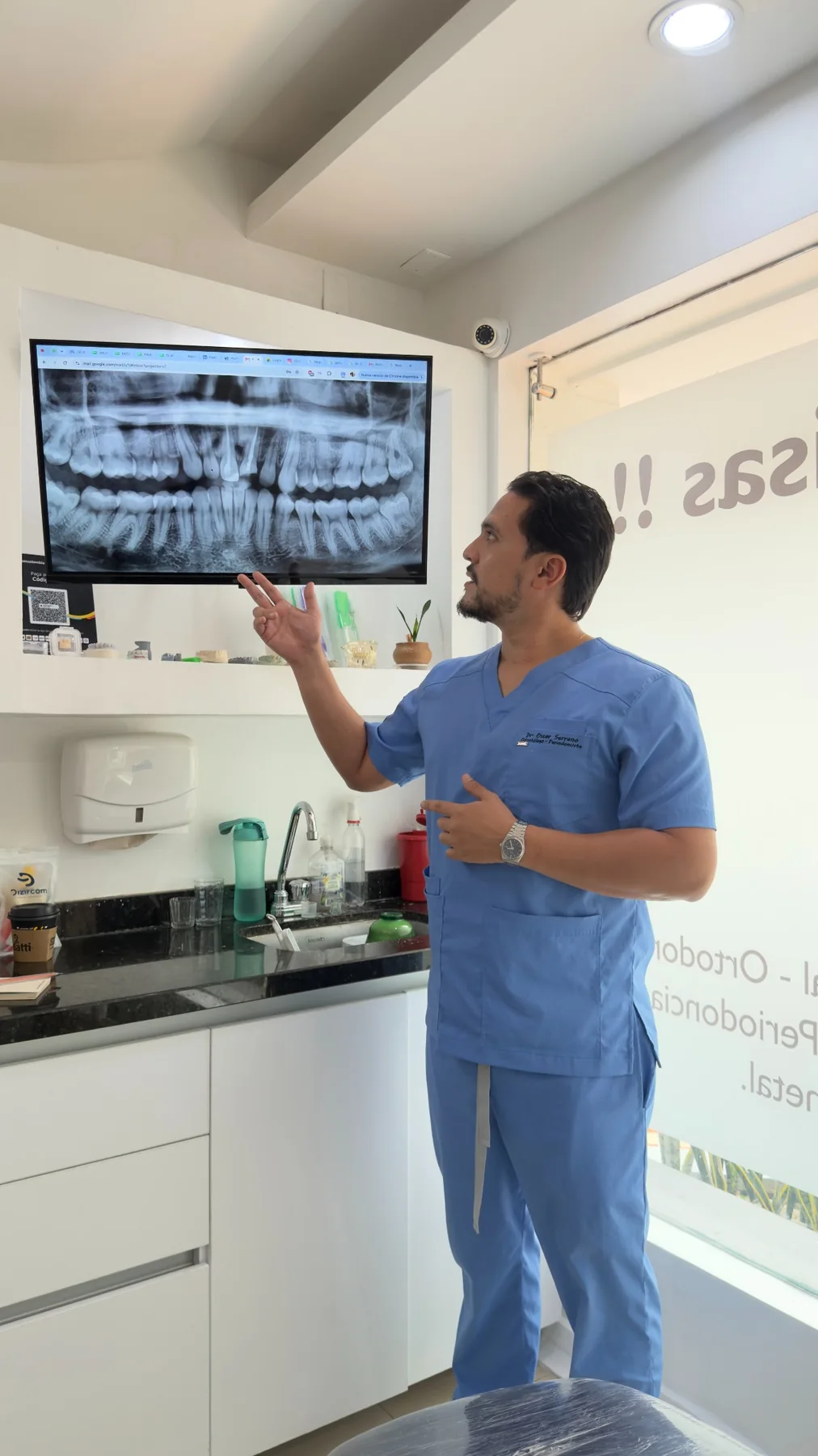 Dr. Óscar Serrano explicando una radiografía panorámica en su consultorio de Bucaramanga