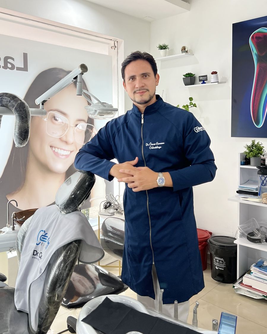 Dr. Óscar Serrano en su consultorio de ÉPICA Estética Dental, Bucaramanga