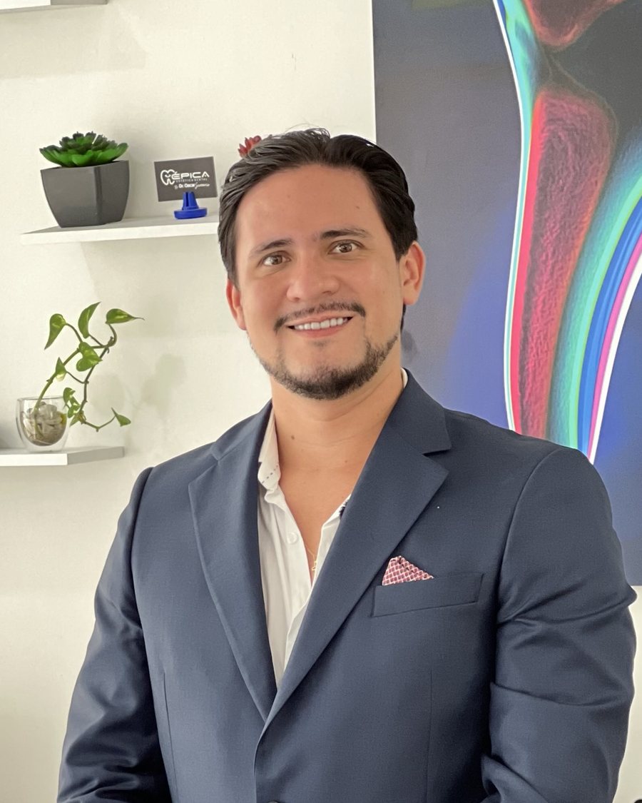 Retrato profesional del Dr. Óscar Serrano, especialista en Periodoncia en Bucaramanga