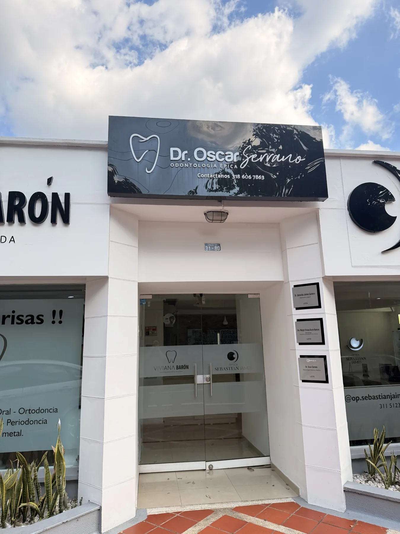 Fachada real con el letrero Dr. Óscar Serrano y acceso al consultorio en Bucaramanga